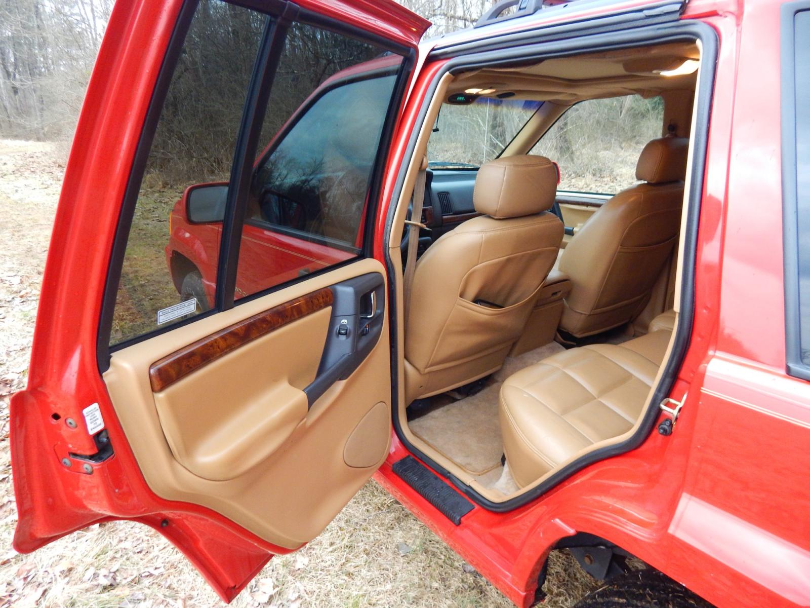 1996 RED /Tan Leather Jeep Grand Cherokee Limited 4WD (1J4GZ78Y6TC) with an 5.2L V8 OHV 16V engine, 4-Speed Automatic Overdrive transmission, located at 6528 Lower York Road, New Hope, PA, 18938, (215) 862-9555, 40.358707, -74.977882 - Here we have a 1996 Jeep Grand Cherokee with a 5.2L V8 putting power to a 4x4 automatic transmission. Options include: tan leather with wood trim, heat/AC, AM/FM/CD/TAPE radio, tilt steering wheel, cruise control, heated front seat, moon roof, power windows/locks/mirrors, roof rack, fog lights, tow - Photo #10
